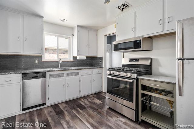 21135 Littlestone Road, Harper Woods, MI 48225