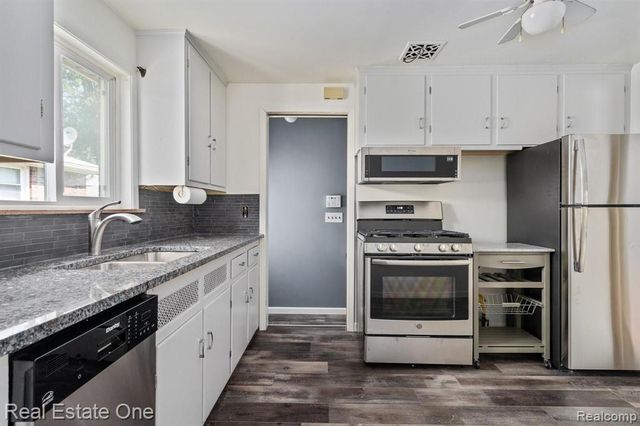 21135 Littlestone Road, Harper Woods, MI 48225