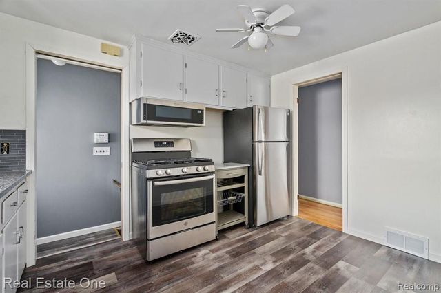 21135 Littlestone Road, Harper Woods, MI 48225