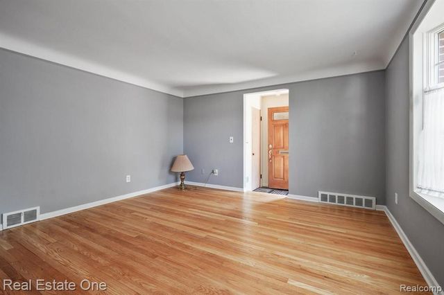 21135 Littlestone Road, Harper Woods, MI 48225