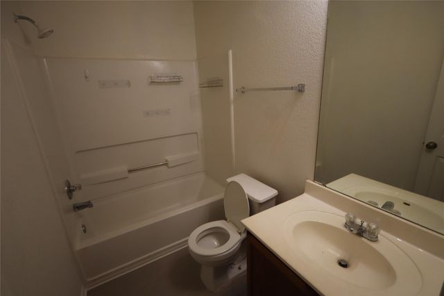 5320 Mathra DR, Del Valle, TX 78617