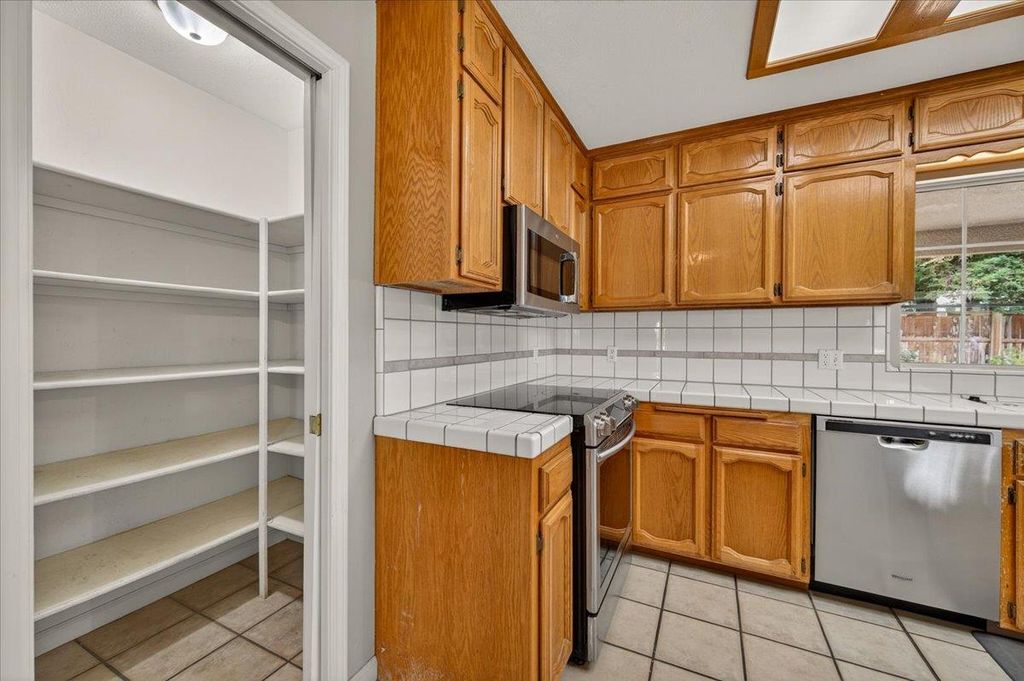 Image 10 of property listing at 2375 Fallbrook Avenue, Clovis, CA 93611