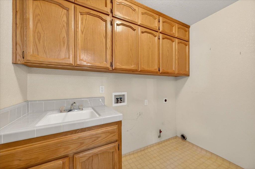 Image 11 of property listing at 2375 Fallbrook Avenue, Clovis, CA 93611