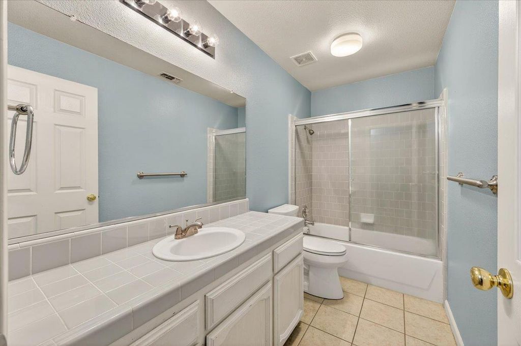 Image 13 of property listing at 2375 Fallbrook Avenue, Clovis, CA 93611