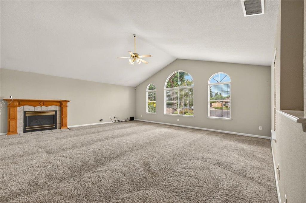 Image 3 of property listing at 2375 Fallbrook Avenue, Clovis, CA 93611