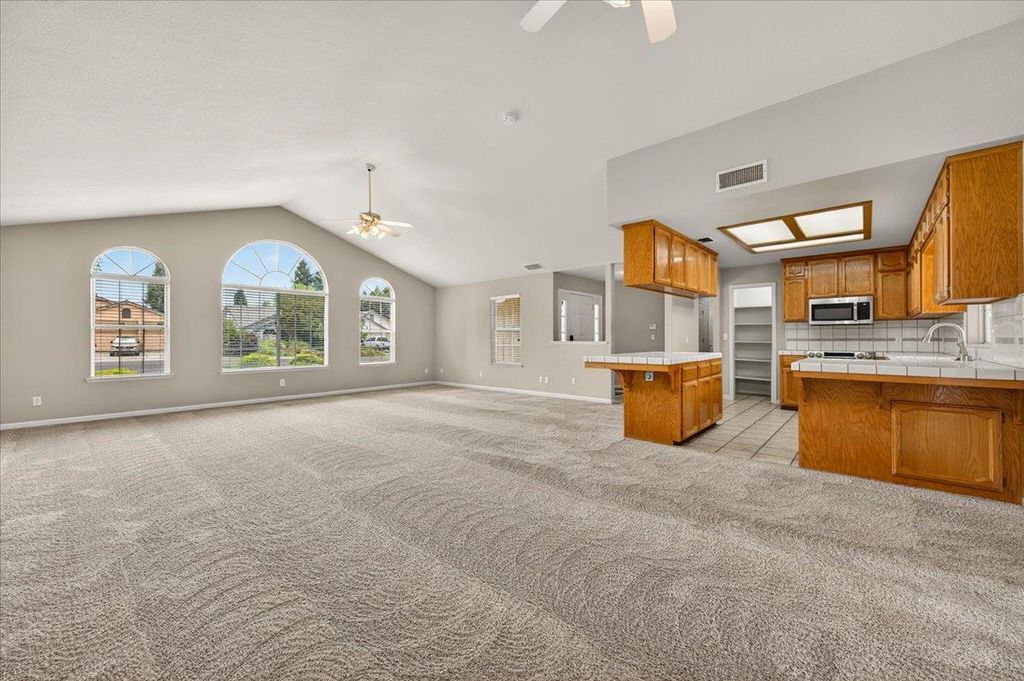 Image 4 of property listing at 2375 Fallbrook Avenue, Clovis, CA 93611