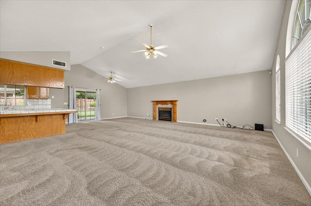 Image 6 of property listing at 2375 Fallbrook Avenue, Clovis, CA 93611