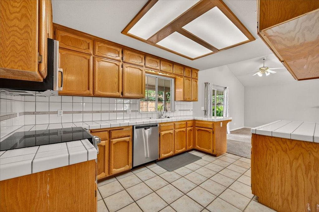 Image 7 of property listing at 2375 Fallbrook Avenue, Clovis, CA 93611