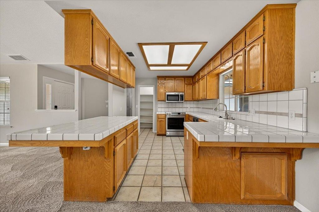 Image 8 of property listing at 2375 Fallbrook Avenue, Clovis, CA 93611