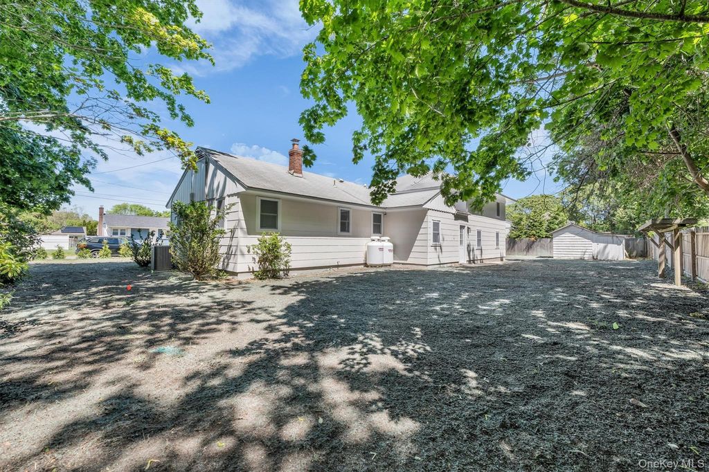 8 N Westbury Road, Hampton Bays, NY 11946