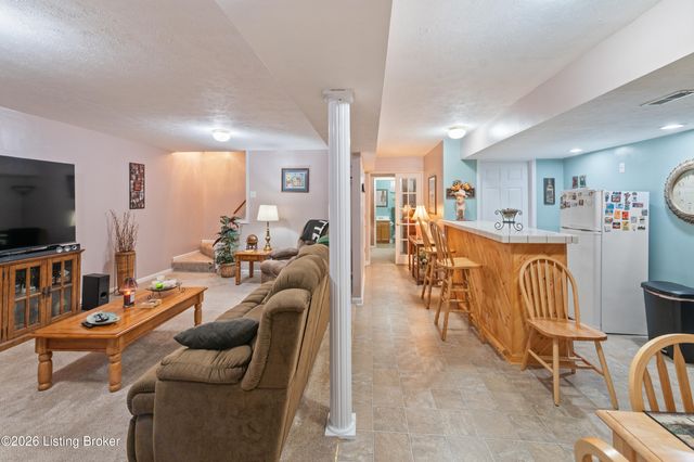 6403 Autumn Oak Way, Louisville, KY 40272