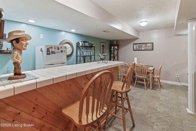 6403 Autumn Oak Way, Louisville, KY 40272