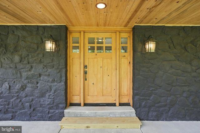 11 STOOPVILLE RD, Newtown, PA 18940
