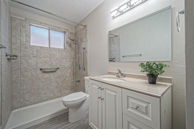 407 Stratmore Drive, Friendswood, TX 77546