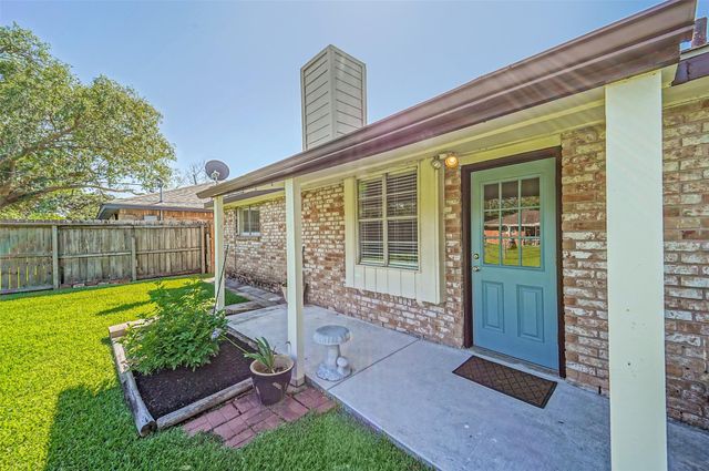 407 Stratmore Drive, Friendswood, TX 77546