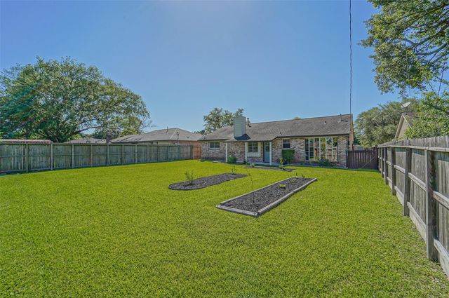 407 Stratmore Drive, Friendswood, TX 77546
