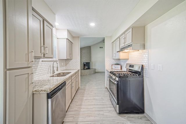 407 Stratmore Drive, Friendswood, TX 77546