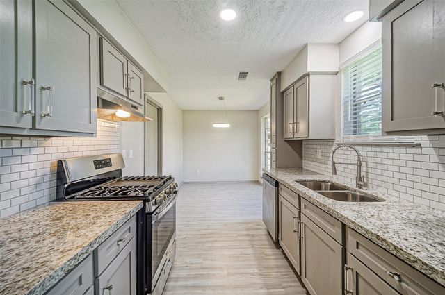 407 Stratmore Drive, Friendswood, TX 77546