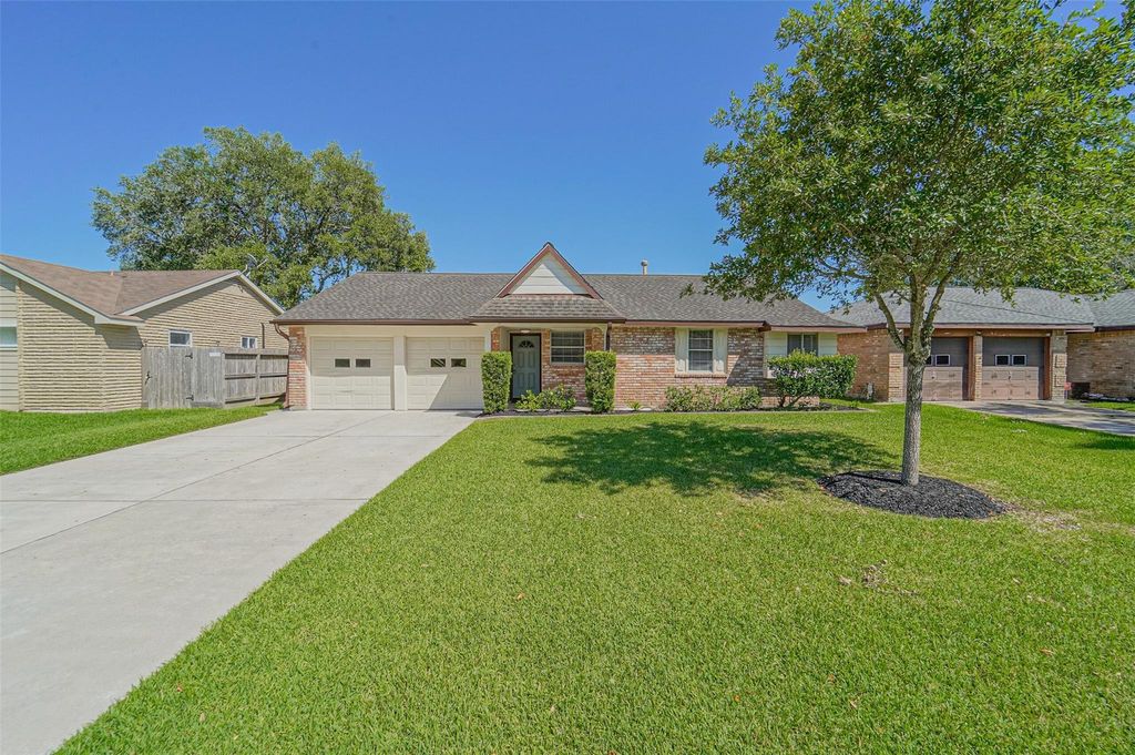 407 Stratmore Drive, Friendswood, TX 77546