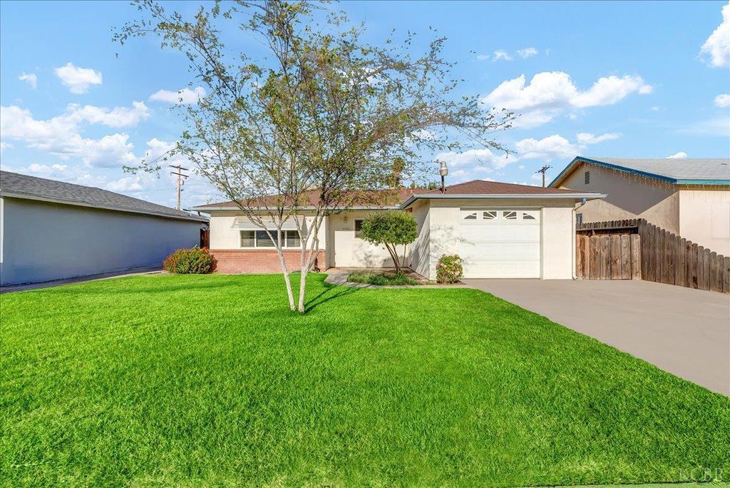 955 S 11 1/2 Avenue, Hanford, CA 93230