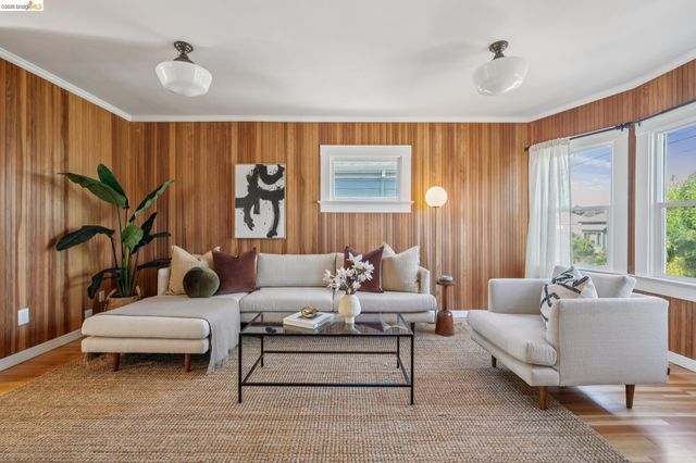 5933 Fremont St, Oakland, CA 94608