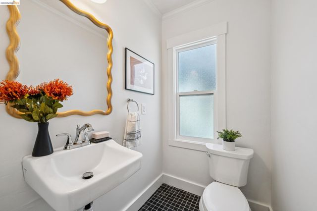 5933 Fremont St, Oakland, CA 94608