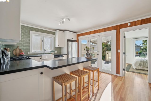 5933 Fremont St, Oakland, CA 94608