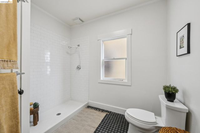 5933 Fremont St, Oakland, CA 94608