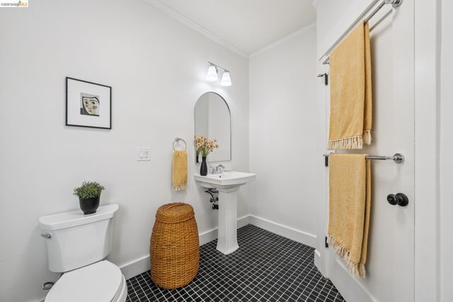 5933 Fremont St, Oakland, CA 94608