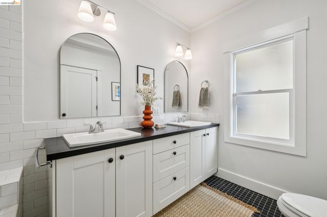 5933 Fremont St, Oakland, CA 94608