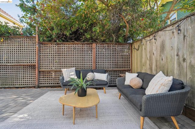 5933 Fremont St, Oakland, CA 94608