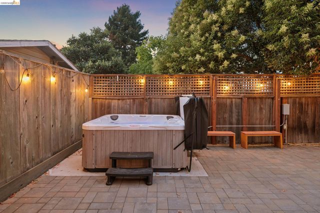 5933 Fremont St, Oakland, CA 94608
