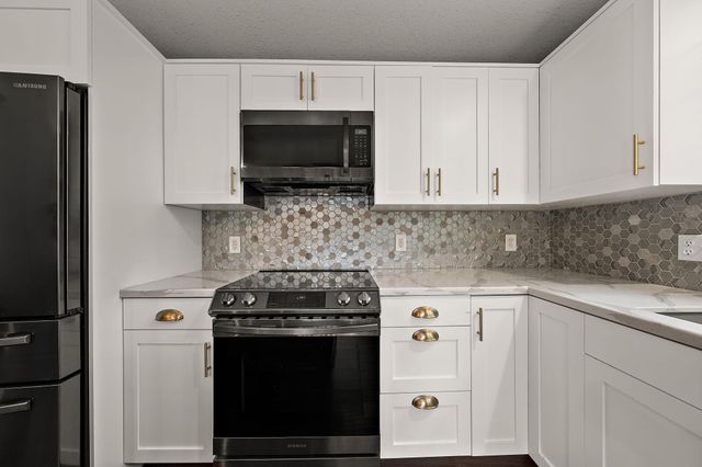 1423 Hunter Hill Road, Hudson, WI 54016