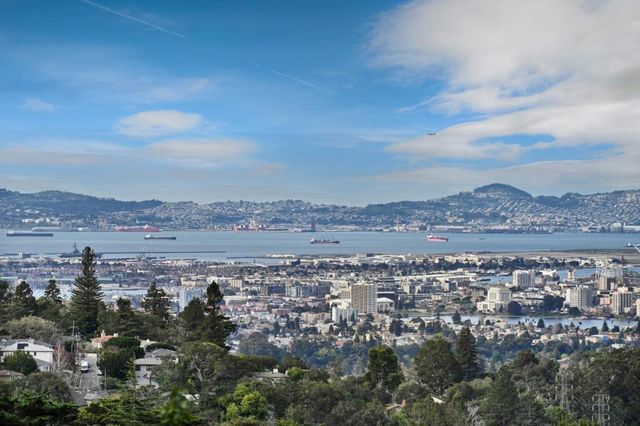 2323 Mastlands Drive, Oakland, CA 94611