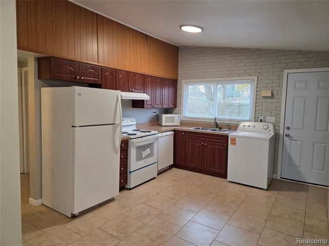 261 Spring Park, Walled Lake, MI 48390