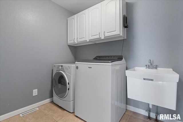 1525 ASH Street, Washington, IL 61571