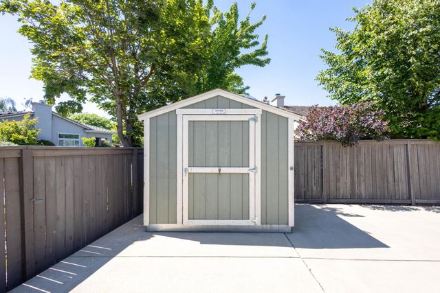 1565 Danbrook Dr, Sacramento, CA 95835