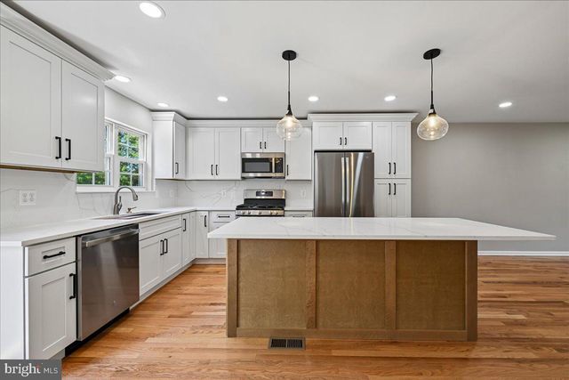 6153 LES DORSON LN, Alexandria, VA 22315