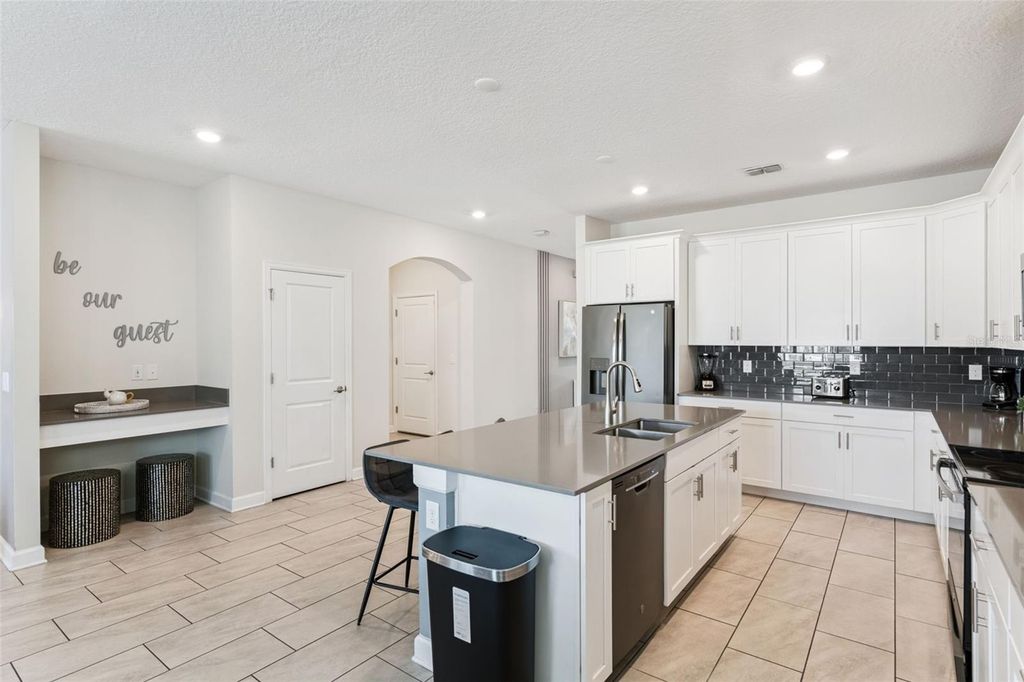 Image 8 of property listing at 830 STICKS STREET, Davenport, FL 33896