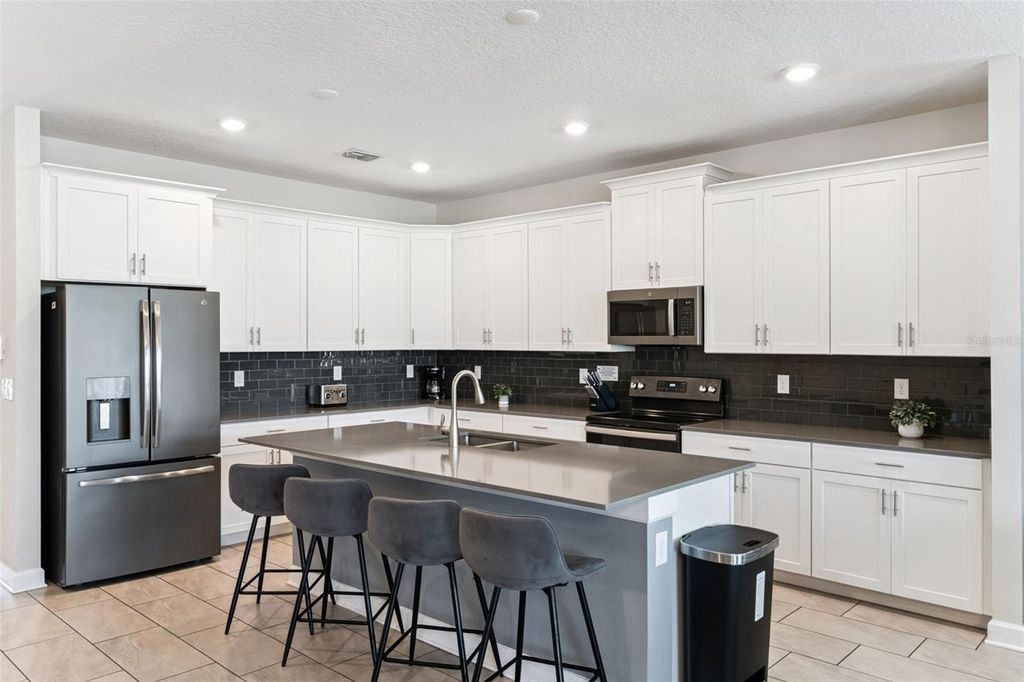 Image 10 of property listing at 830 STICKS STREET, Davenport, FL 33896