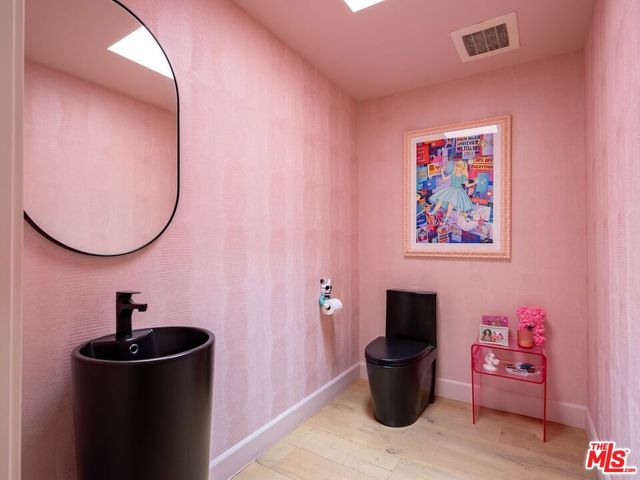 10648 Woodbridge Street 306, Toluca Lake, CA 91602