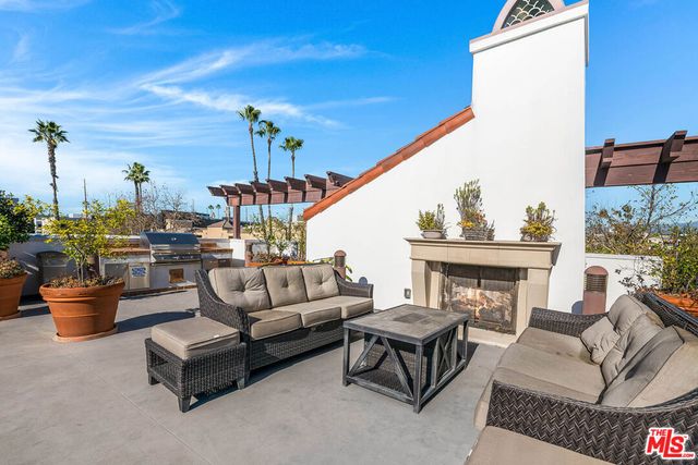 10648 Woodbridge Street 306, Toluca Lake, CA 91602