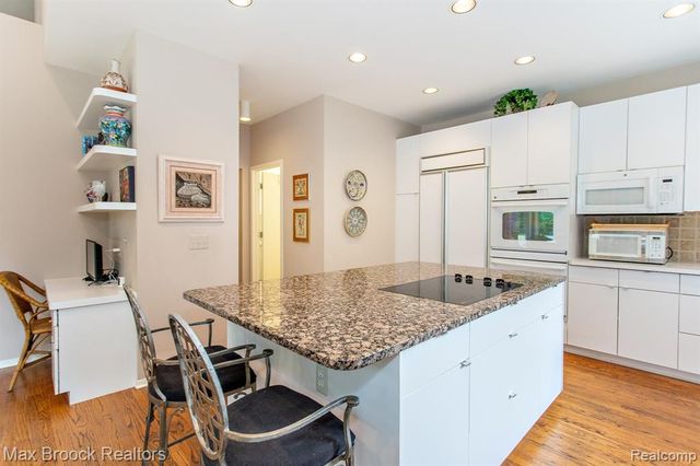 4741 Woodbine Circle, West Bloomfield, MI 48323