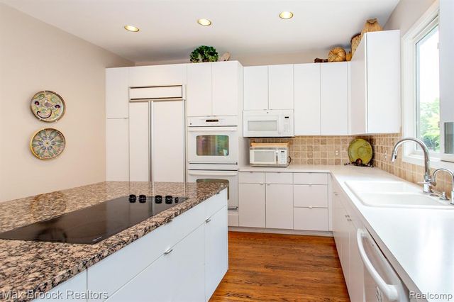 4741 Woodbine Circle, West Bloomfield, MI 48323
