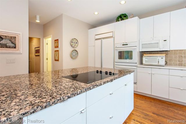 4741 Woodbine Circle, West Bloomfield, MI 48323
