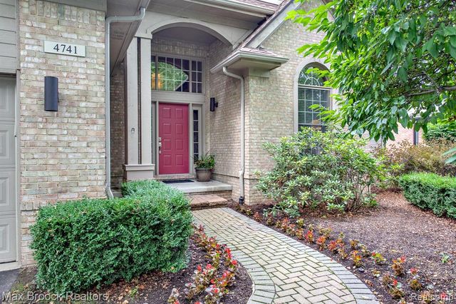 4741 Woodbine Circle, West Bloomfield, MI 48323