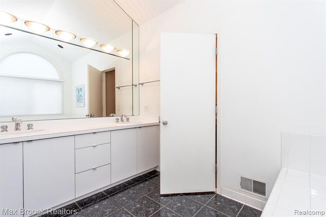 4741 Woodbine Circle, West Bloomfield, MI 48323