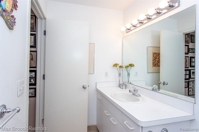 4741 Woodbine Circle, West Bloomfield, MI 48323