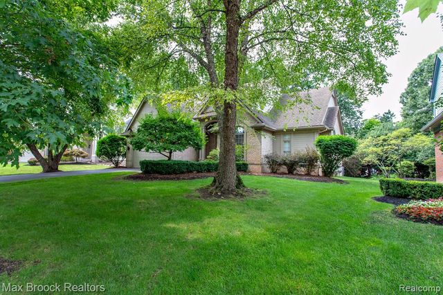 4741 Woodbine Circle, West Bloomfield, MI 48323