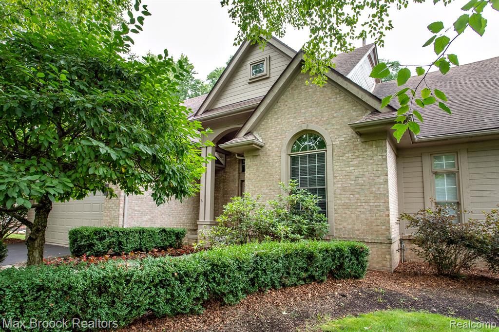 4741 Woodbine Circle, West Bloomfield, MI 48323